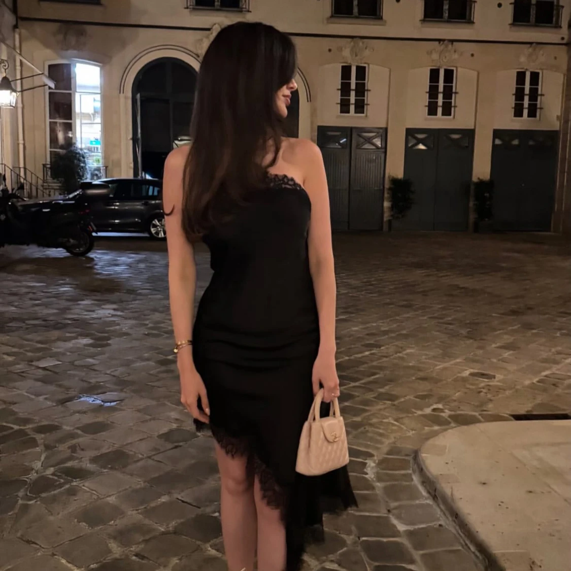 Svart asymmetrisk satinklänning med spets - 1