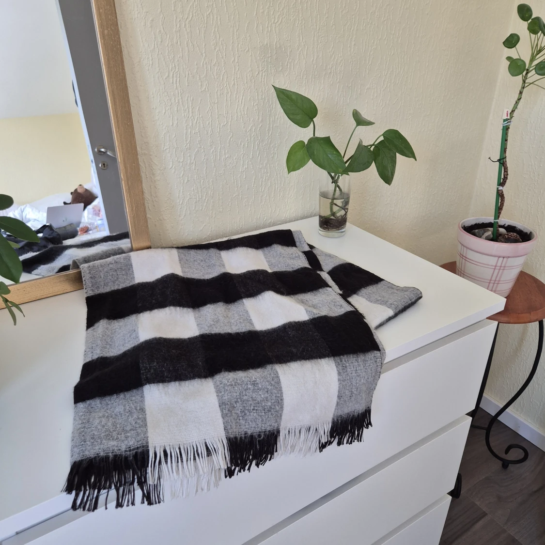 Rutig halsduk i svart/grå/vit - 2