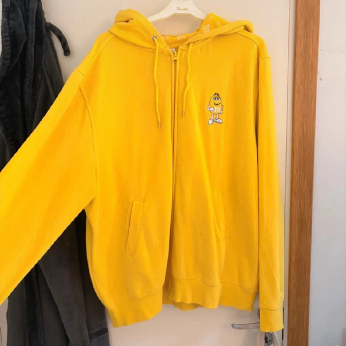 Gul M&M's World hoodie med dragkedja