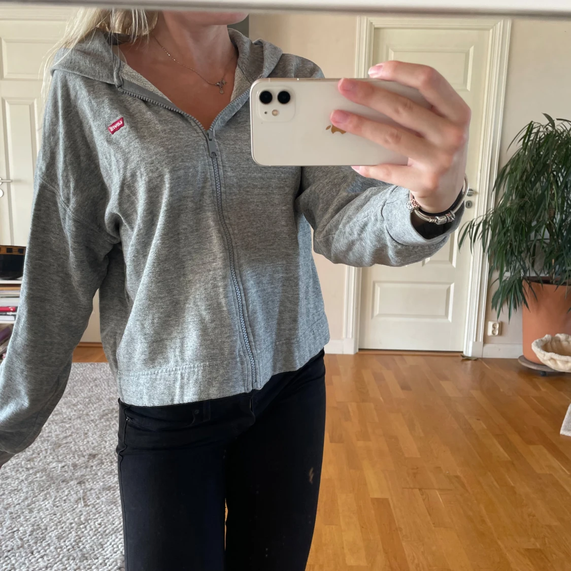 Grå hoodie från Levi's med dragkedja - 1