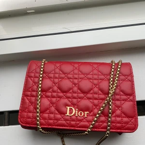 Axelremsväska/ handväska  - Köpt i Cypern, inte äkta! Använd någon gång men ser väldigt äkta ut och är i oanvänt skick 