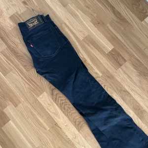 Levi's 502 svarta jeans W30 L32 - Svarta Levi's 502 jeans med klassisk femficksdesign och raka ben. Tillverkade i bomull med Water<Less-teknik för mindre vattenanvändning. Snygg passform och diskret Levi's-märke på bakfickan.