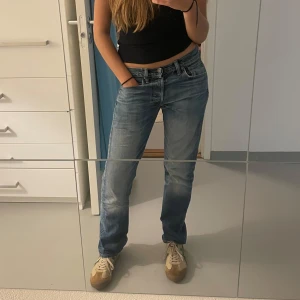 Levi’s 501 - Levi’s 501 jeans i bra skick. Mid-waist med en blå tvätt lätt urtvättad look. Väldigt sköna och passar till mycket. Kommer inte till användning för mig längre…jag är 164cm. W:29, L:32. Skriv vid intresse💖