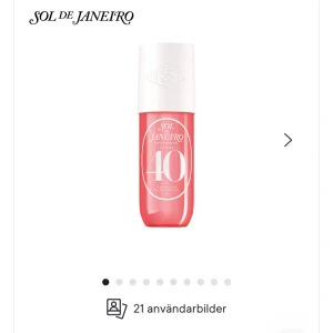 Sol de Janeiro Cheirosa 40 mist - Fräsch och trendig body mist från Sol de Janeiro, Cheirosa 40. Perfekt för dig som vill ha en lätt och uppfriskande doft att spraya på under dagen. Snygg rosa flaska som sticker ut i väskan eller på hyllan.