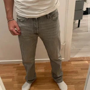 Gråa jeans - Snygga gråa jeans från jack&jones som knappt är använda, nypris var 599kr