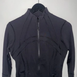Svart define jacket Lululemon - Mycket fint skick på den, storlek 8.