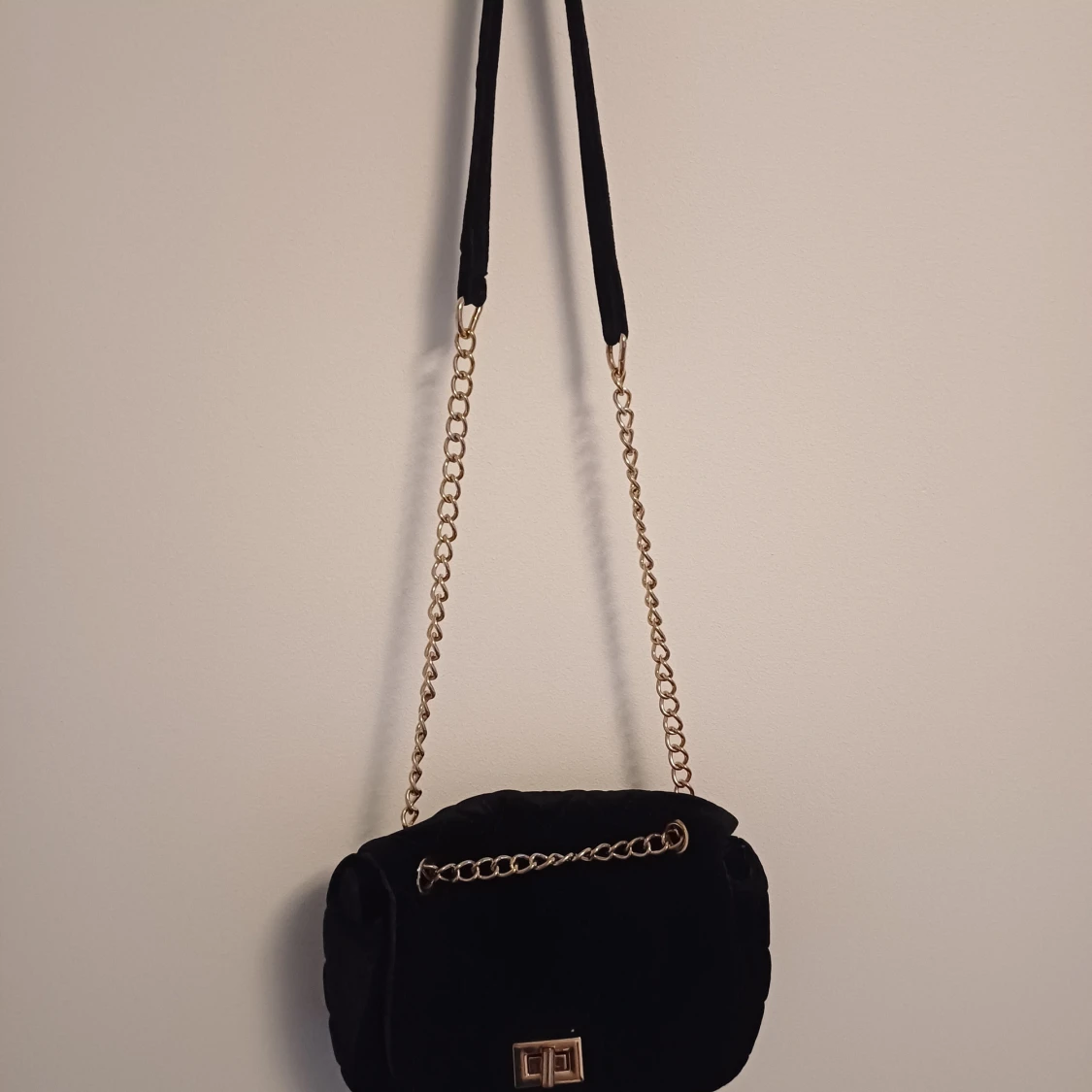 Svart söt axelväska med kedja