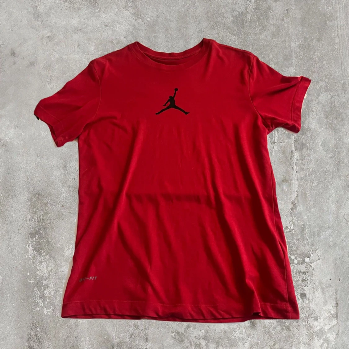 Röd Jordan t-shirt med svart logga