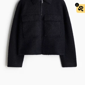 Svart teddyjacka med dragkedja - Svart teddyjacka från H&M säljer den för 199kr köpte den för några månader sen men användes ett få antal gånger, storlek xxs men sitter som Xs