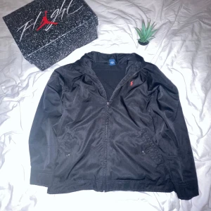  Ralph Lauren jacka - Svart jacka från Ralph lauren riktigt snygg och rätt så varm tror att man kan ha den på vintern, storlek S, pris kan diskuteras vid snabb affär, inga hål eller fläckar 