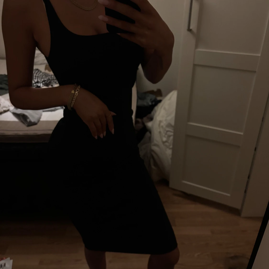 Svart tight ärmlös klänning