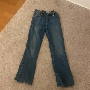 Blå bootcut jeans från Emblem - Andvänt 11 gånger ungefär. Jätte fina jeans. Bromsiga knappar så fint. Knapparna där bak är lite missfärgade i mitten pågrund av många tvättningar. Snygga blå jeans från lager 157 med bootcut passform och klassiska fem fickor. Jeansen har coola bakfickor med lock och kopparfärgade knappar. Materialet är klassisk denim med kontrastsömmar och en lätt tvättad look.