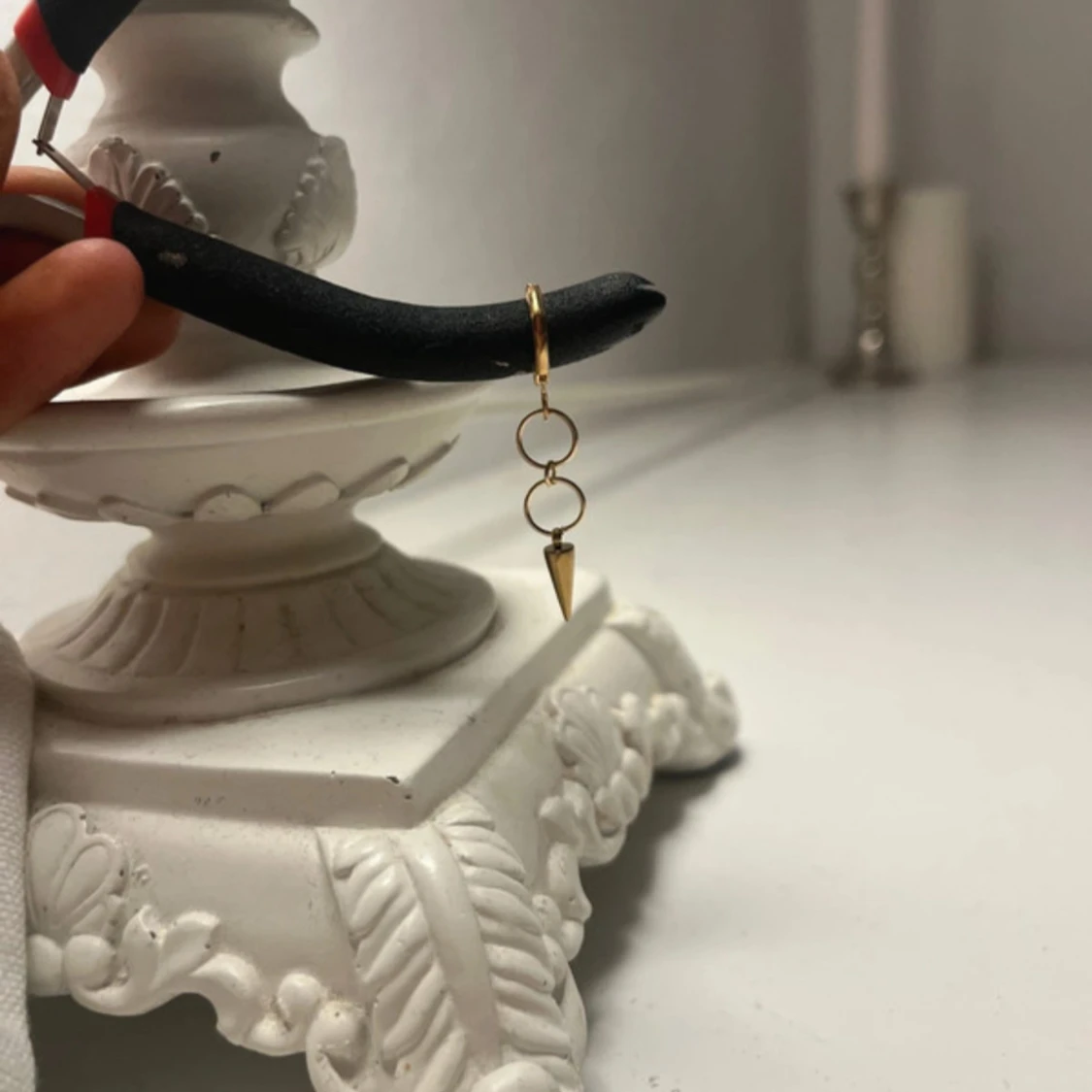 Guldigt örhänge med kedja och spets