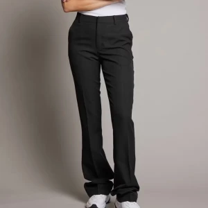 Svarta kostymbyxor, VILMA tall med högmidja - Säljer mina Bikbok kostymbyxor, VILMA tall med högmidja. Säljer pågrund av att de är förstora på mig. Snygga svarta kostymbyxor med raka ben och klassisk passform. Byxorna har hällor för bälte, diskreta sidfickor och stängs med dragkedja och knapp. 