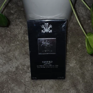 Creed Aventus parfym 100 ml - Lyxig parfym från Creed, 100 ml. Innehåller utvalda blomessenser, kryddor, trä och hesperidier, noggrant utvalda av parfymören Olivier Creed. En exklusiv doft med lång tradition och kvalitet.