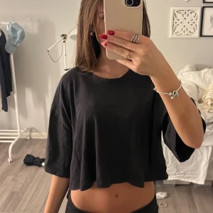 Svart croppad t-shirt - kall grå croppad t-shirt från gina, strl M