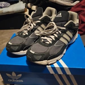 Adidas Response CL sneakers - Haft på mig dem ute kanske 5 gånger, finns lite fläckar och smuts men går att tvätta bort, tappat bort orginal snören, låda följer med