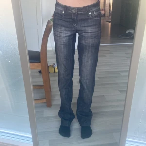 Mörkgrå bootcut jeans från Fishbone - Snygga mörkgrå jeans från Fishbone Denim med bootcut passform. 