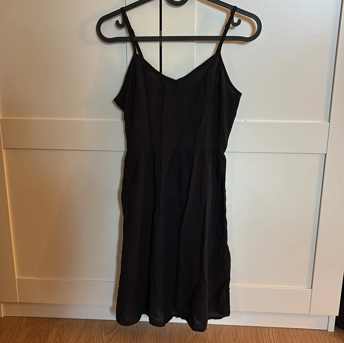 Svart ärmlös kortklänning