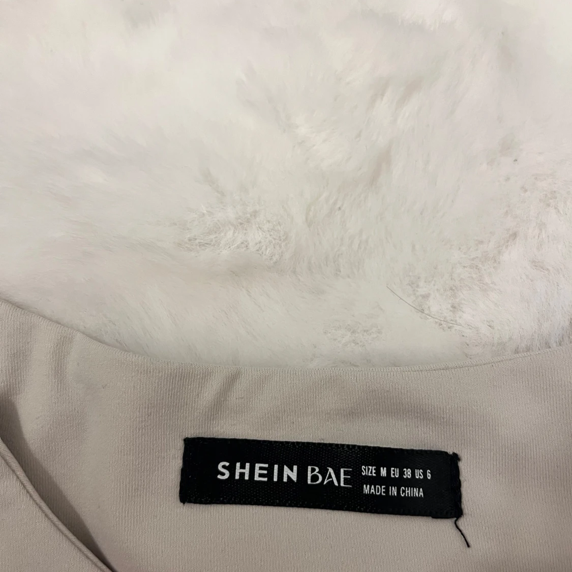 Beige ärmlös topp med en matchade lång kjol från SHEIN BAE - 2