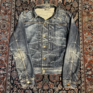 Vintage nudie jeans jacka! - Helt galen nudie jeans jacka med en drömmig tvätt, dessa har vart raw och fint använts för denna vackra fade! Mått:  Längd(axel till längst ner): 61cm Bredd: 46cm