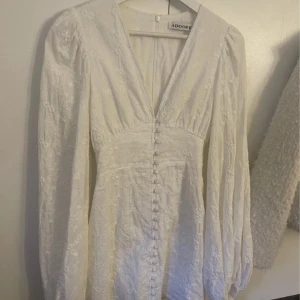 Vit långärmad klänning från Adoore - Har denna i storlek 32 och söker den i 34 att byta💕kan även sälja för 1100💕