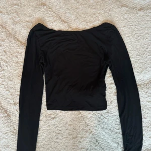 Svart topp med öppen rygg - Tröja med öppen rygg från SHEIN i storlek XS i färgen svart.  Finns även tillgänglig i Skövde,Borås & Värnamo om ni inte vill betala frakt!🥰❤️