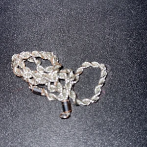 Tvinnat silverfärgat halsband - Säljer ett stilrent halsband i silverfärg med tvinnad kedja. Kedjan har en enkel och klassisk design som passar till många olika stilar. Låset är diskret och smidigt. Perfekt för dig som gillar minimalistiska smycken.