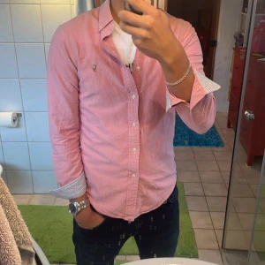 Ralph lauren skjorta - Rosa Ralph Lauren skjorta med blå ränder i kragen och inuti ärmarna, nypris ca 1500, använd väldigt få gånger och inga defekter. 