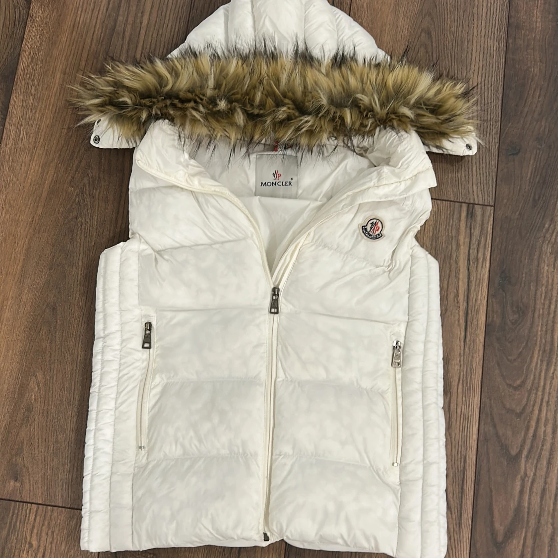 Vit dunväst från Moncler
