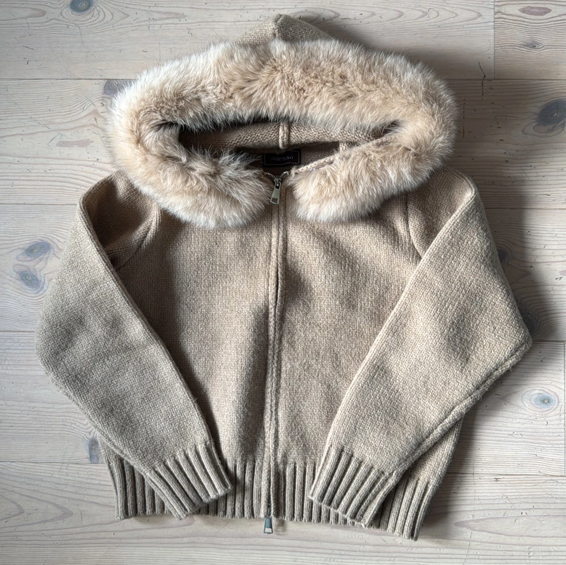 Beige stickad hoodie med päls från Alessa NY