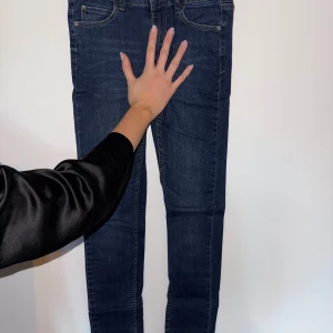 Cheap Monday Tight Credit jeans blå - Mörkblå skinny jeans från Cheap Monday, modell Tight Credit Dark Blue. Klassisk femficksdesign, normalhög midja och smal passform hela vägen ner. Tillverkade i stretchig bomullsdenim för en bekväm känsla. Perfekta för dig som gillar en tajt siluett.