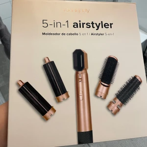 5-in-1 airstyler - Youniquely 5-in-1 airstyler är ett multifunktionellt hårverktyg med fem utbytbara tillbehör för styling, lockning och volym. Elegant design i roséguld och svart. Produkten är ny i förpackning och passar alla hårtyper.
