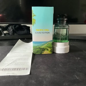 Louis Vuitton Pacific Chill parfym - Pacific Chill från Louis Vuitton kommer i en snygg flaska med fräsch design och box med strandmotiv. Perfekt för dig som vill ha en exklusiv parfym med lyxig känsla. Den är testad några gånger skulle säga runt 90ml kvar i den. Allt original följer med som kvitto box och paket,obs så är boxen lite off pågrund av vatten skada på den vid mer om boxen så är de bara att skriva. Därför är mitt pris lite billigare.