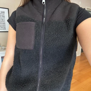 Svart väst - En svart väst från märket pieces, storlek XS! Köpt här på Plick men inte kommit till användning, i nyskick🎉