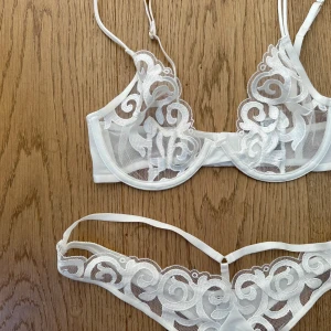 ASOS underkläders-set, OANVÄND - Helt oanvänt, med lapp kvar! Storlek trosor: 38 Storlek bralett: 70C  Orginal pris bralett: 399kr Orginal pris trosor: 179kr Totalt: 578kr