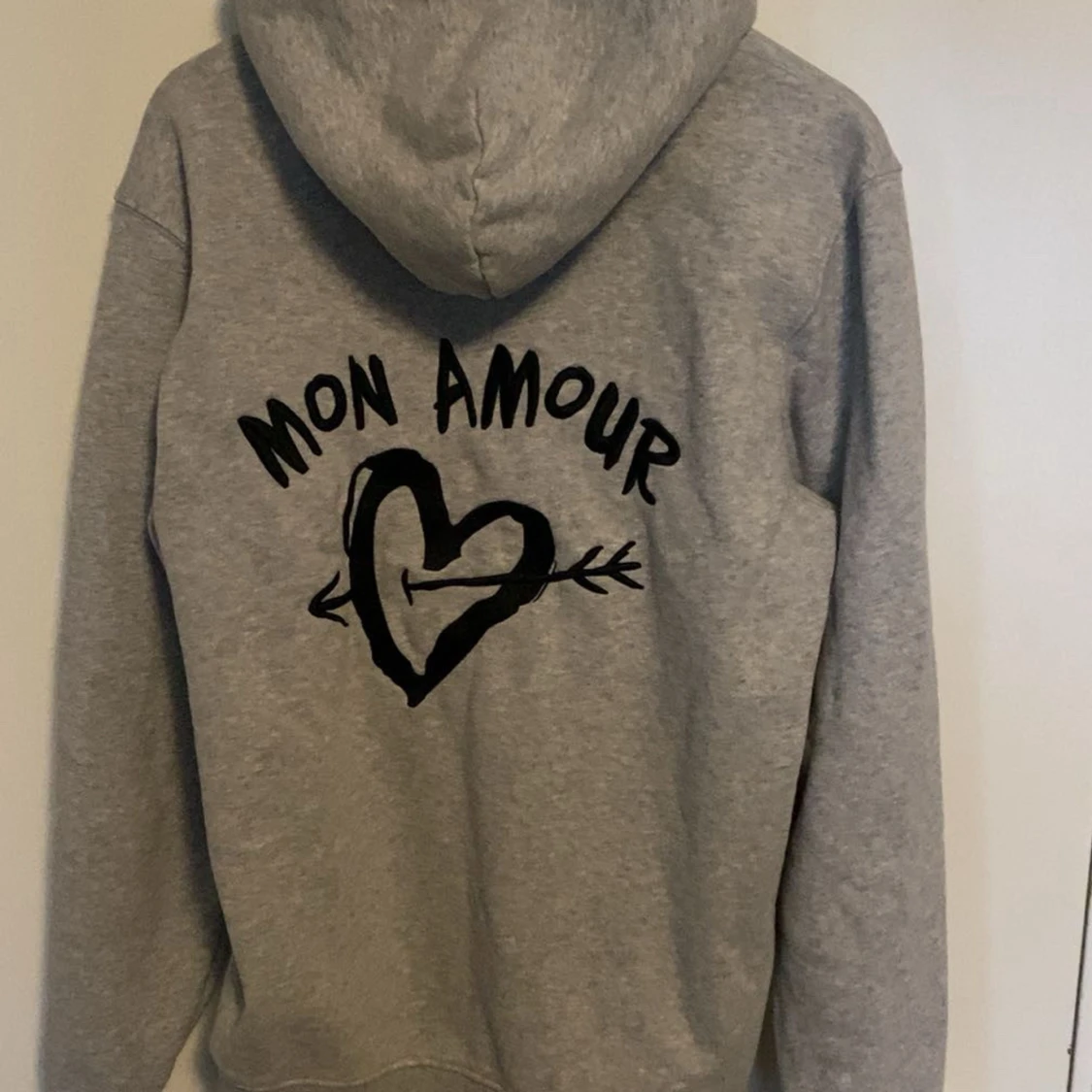 Grå hoodie med tryck 'Mon Amour'