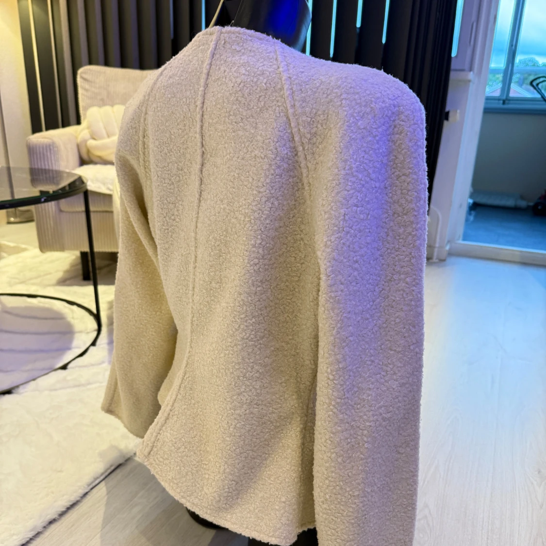 Beige teddyjacka med spännen - 3