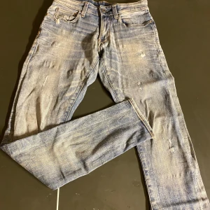 G-Star RAW ljusblå jeans slim fit - Säljer ett par ljusblå jeans från G-Star RAW med snyggt slitna detaljer och klassisk femficksdesign. Jeansen har raka ben och normal passform, tillverkade i mjukt bomullsjeans. Perfekta för dig som gillar en avslappnad och stilren look.