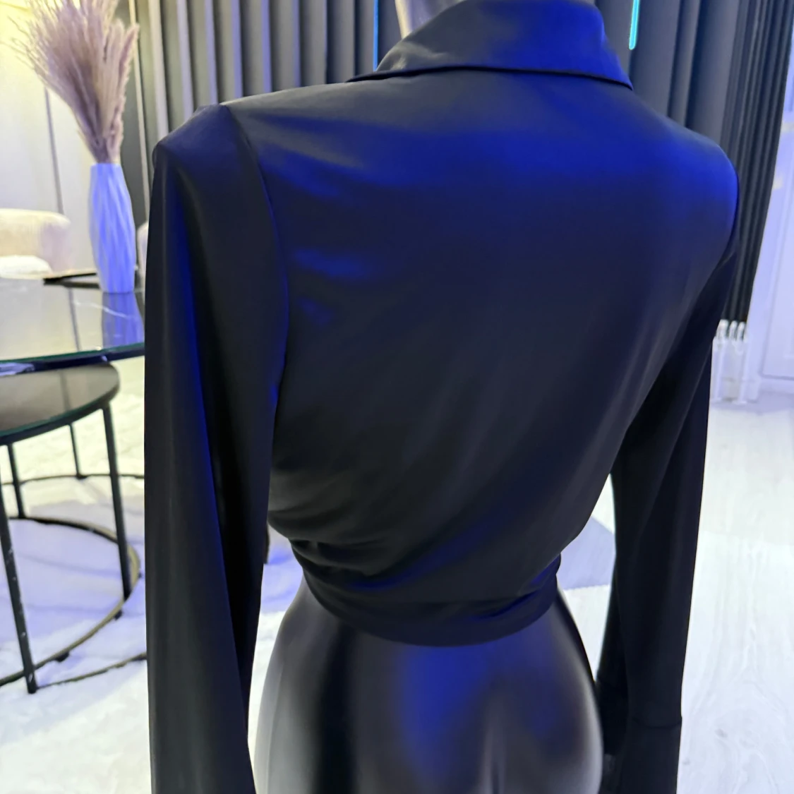 Svart omlottopp med knyt och krage - 1