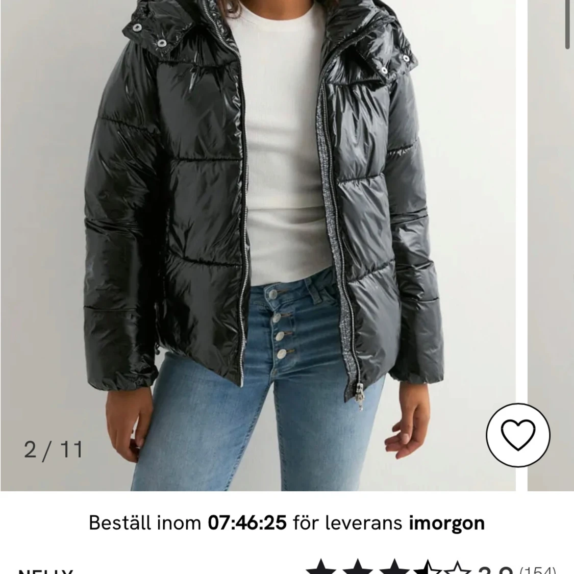 Svart glansig pufferjacka från Nelly