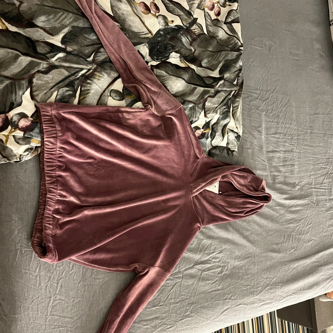 Mjuk lila velourhoodie 