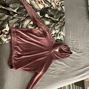 Mjuk lila velourhoodie  - Supermjuk hoodie i lila velour. Tröjan har lång ärm, luva och resår i nederkanten för en chill och relaxed vibe. Perfekt för mysiga dagar eller när du vill vara extra comfy. Snygg loose fit och skön känsla mot huden. Köpte den till min dotter när jag var i polen men hon ville inte ha den🤣🤣NY MED PRISLAPP PRIS KAN DISKUTERAS 