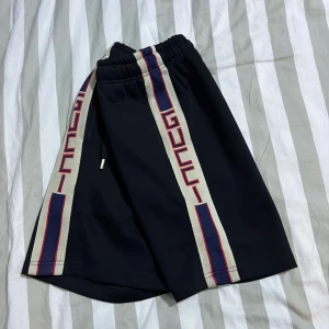 Svarta shorts från Gucci  - Säljer Gucci shorts använda ett par gånger ny skick 