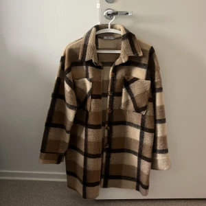 Rutig overshirt i beige och brunt - Knappt använd höstjacka 