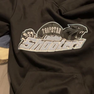 Svart hoodie Trapstar London Shooters - Trapstar shooter hoodie storlek S riktigt bra skick. Kan gå ner i pris 