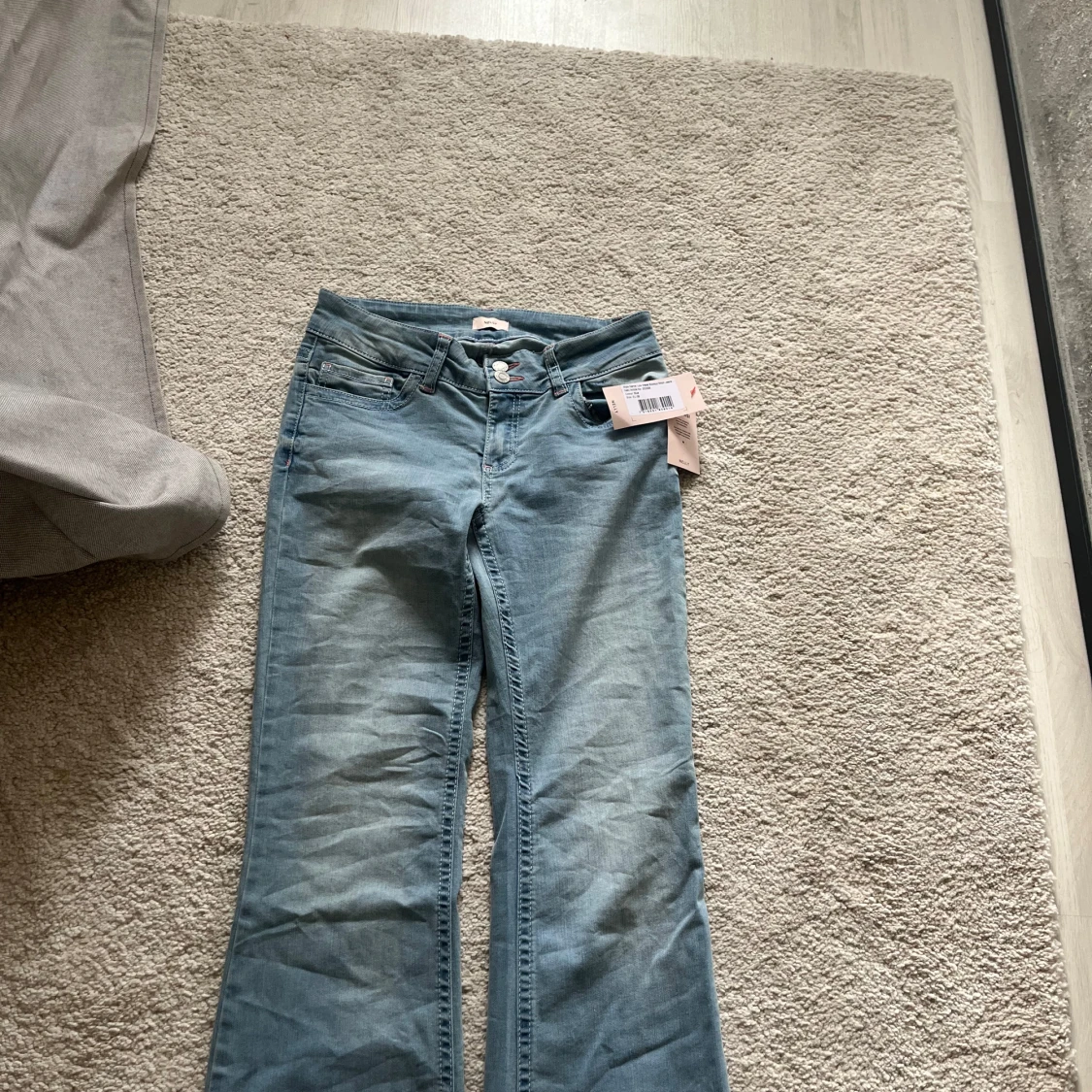 Ljusblå bootcut jeans från Nelly - 1