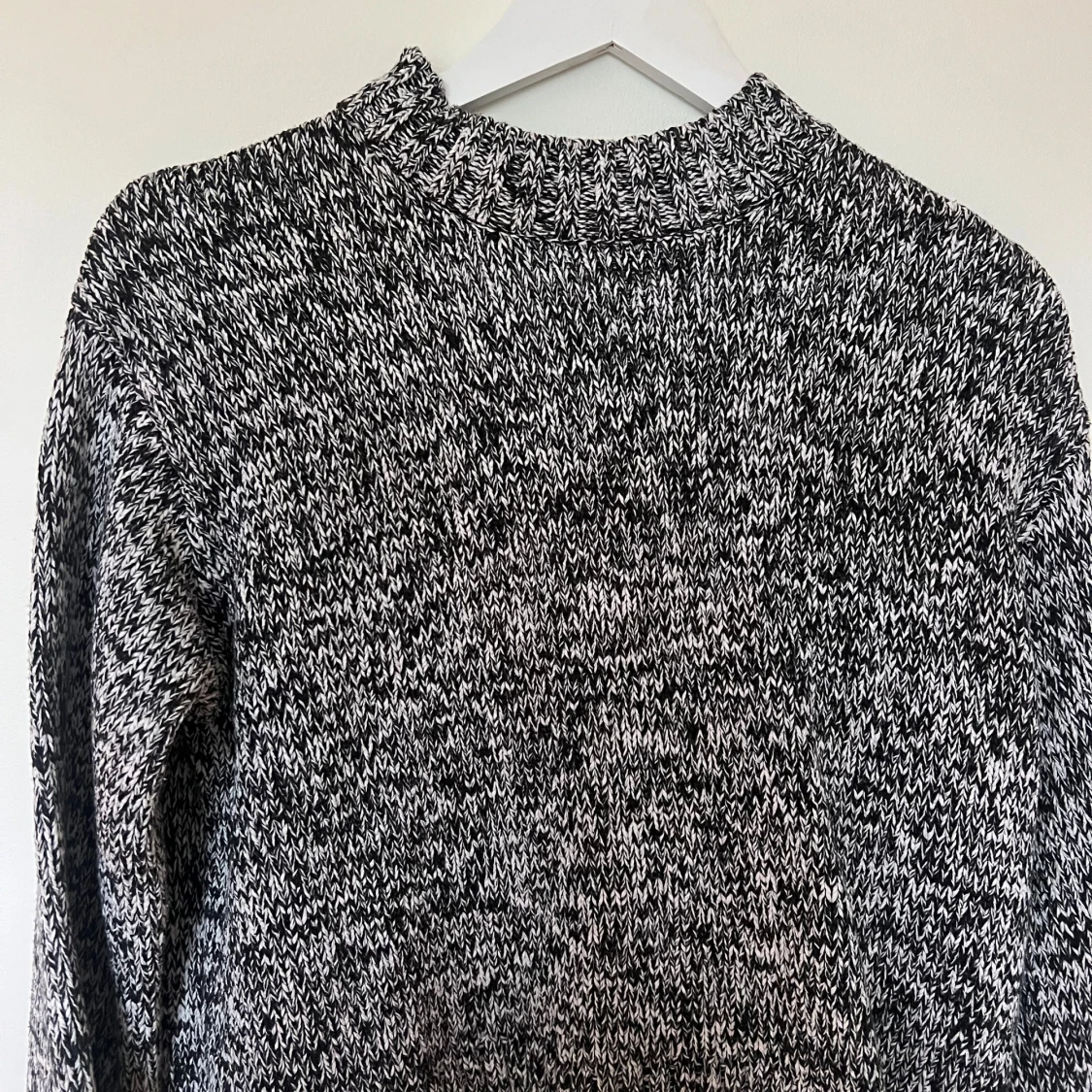 Svartvit stickad tröja