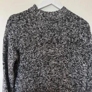 Svartvit stickad tröja - Säljer en svartvit melerad stickad tröja😌