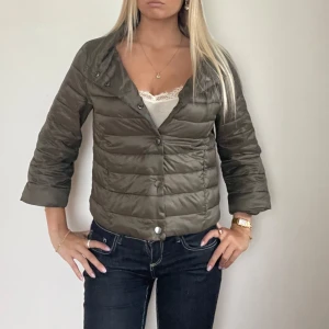 Mörkgrön Herno liknande jacka  - FÖLJ FÖR LIKNANDE PLAGG🩷 Super snygg höst/vinterjacka som är mycket lik Herno jackorna. Perfekt skick och fina detaljer. Storlek S! Tryck köp nu! TK-0012